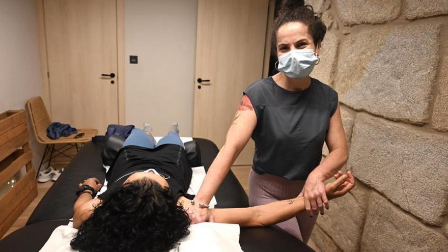 Estefanía Valiño en su local de la calle Santa Clara, donde trabaja desde hace tres años.