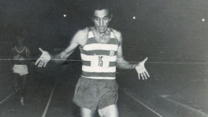 Manuel Gayoso con el escudo del Dépor.