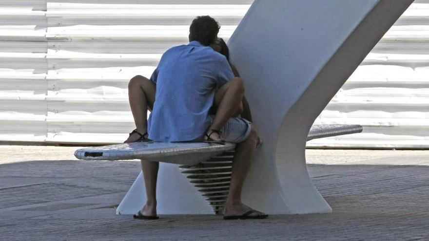 Una pareja en la Ciudad de las Artes