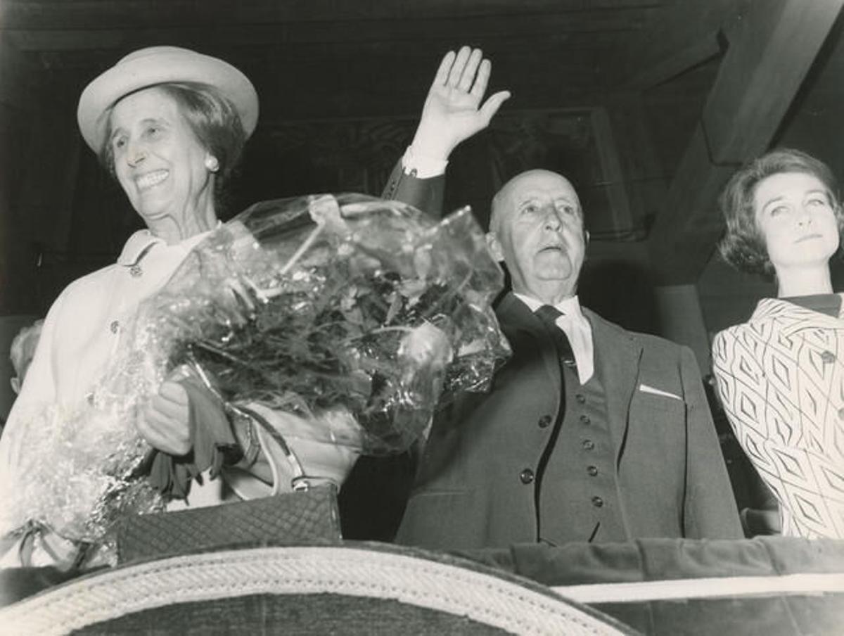 Francisco Franco acompañado por su esposa, Carmen Polo y la princesa de España doña Sofía, en un momento de la XIII Demostración Sindical celebrada en el Estadio Santiago Bernabéu con motivo de la festividad de San José Obrero
