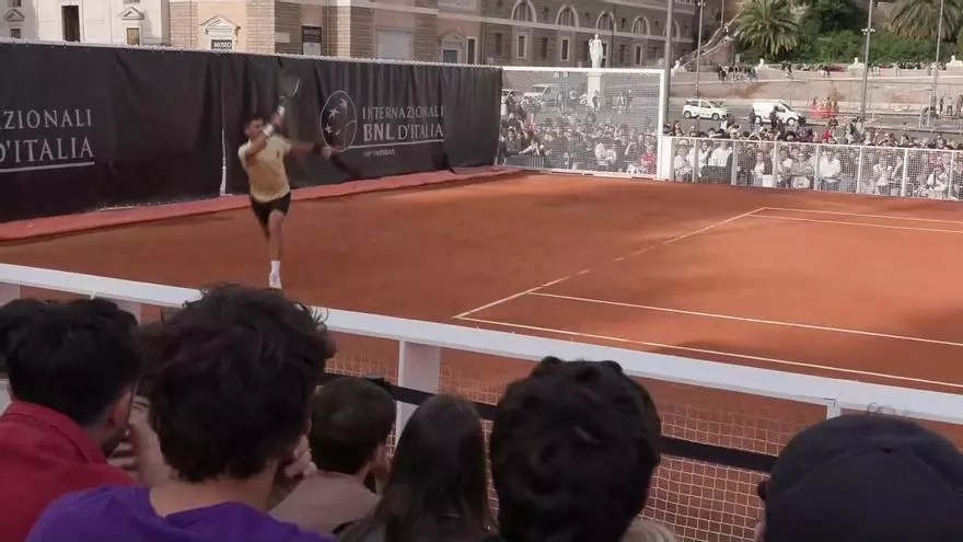 Djokovic y Tsitsipas 'conquistan' la histórica Piazza del Popolo de Roma