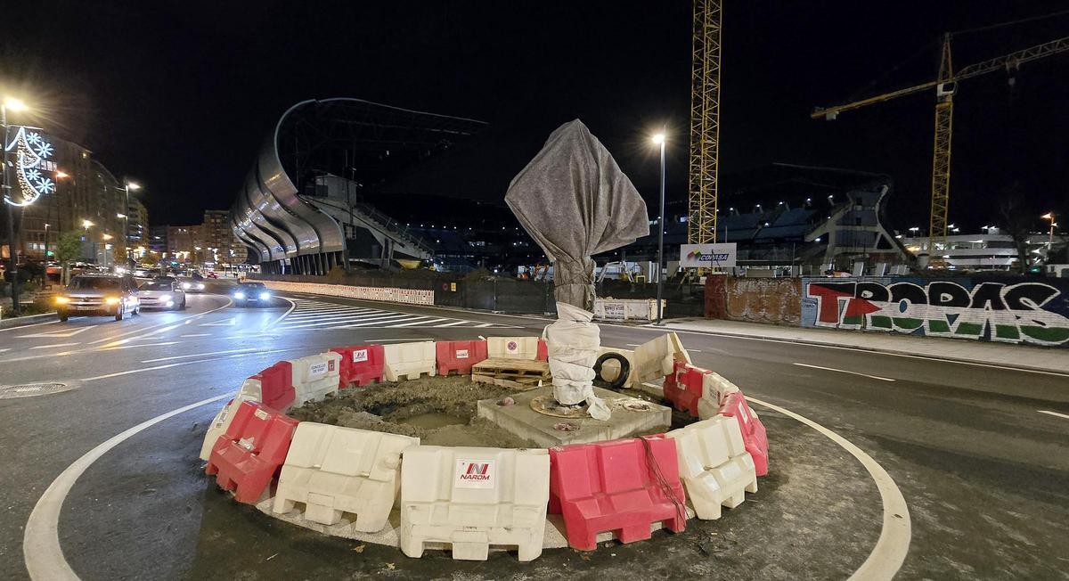 La estatua, ya tapada durante la noche de este viernes