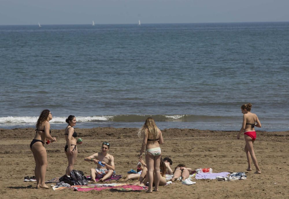 El buen tiempo ha atraido a muchos valencianos a la playa este Jueves Santo.