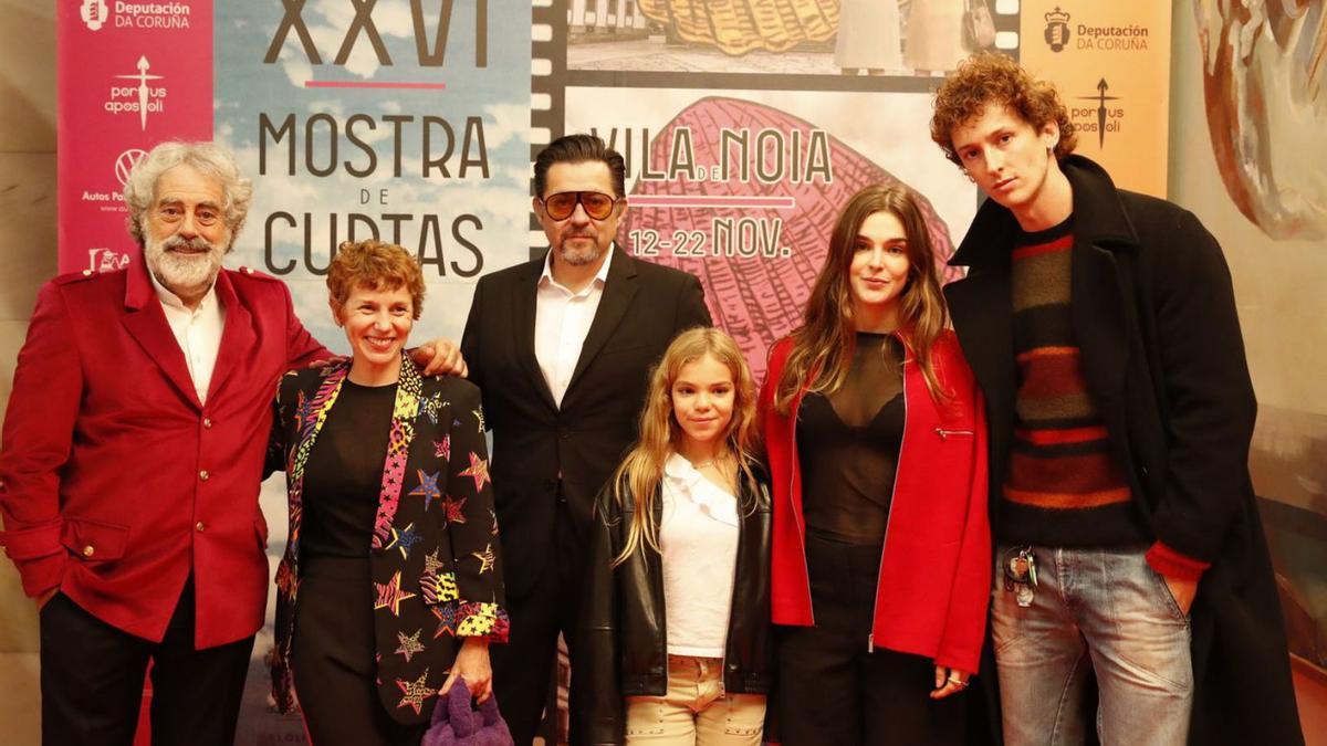 Ramón Campos (3i), con los actores Carlos Blanco (1i), María Vázquez (2i), Judith Fernández (2d) y Fer Fraga (1d) en el estreno gallego de «Rondallas» en Noia este sábado.