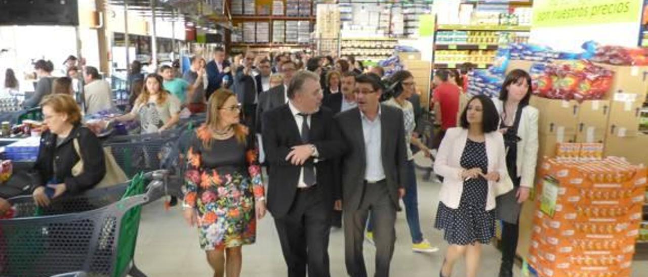 Family Cash estrena su local de 4.000 m2 en Ontinyent