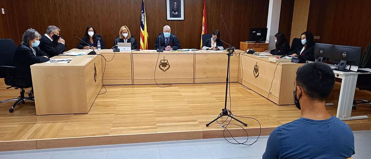 El acusado de espaldas durante el juicio celebrado ayer en Ibiza.  | L. A.