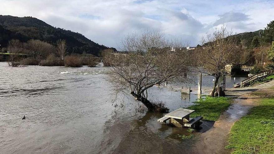 Pozas de Muíño da Veiga, cubiertas por las aguas del Miño. // FdV