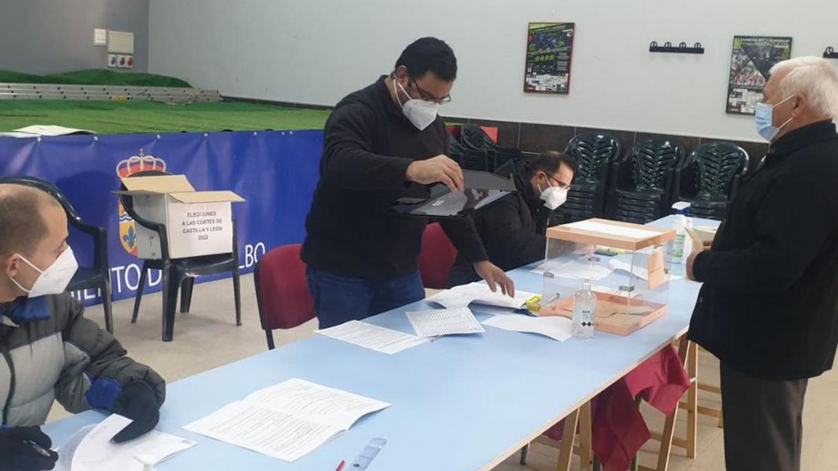 Un momento de la jornada electoral en Venialbo.