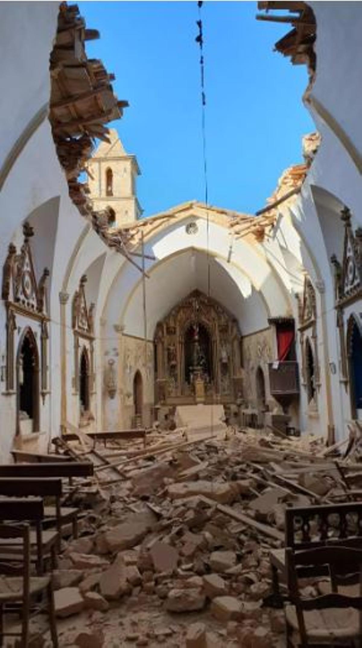 Vom Dach ist nicht viel übrig.