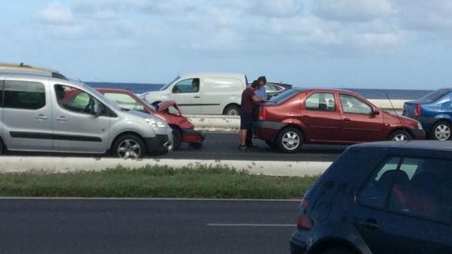 Accidente entre tres coches en la Avenida Marítima
