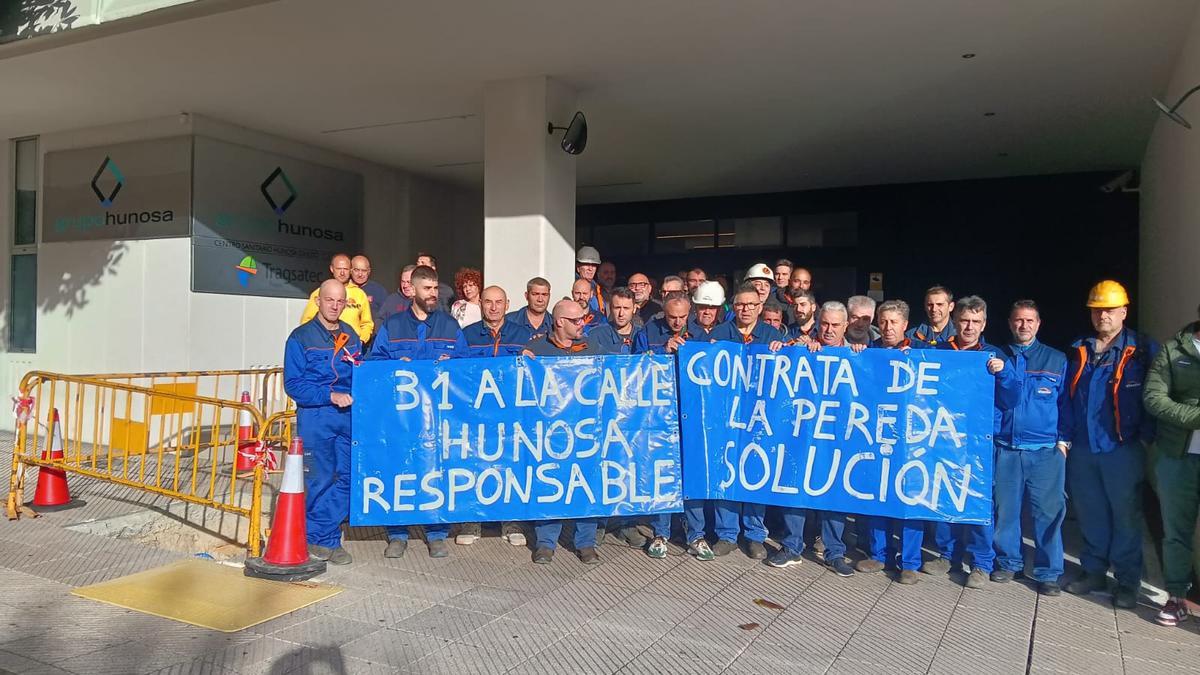 Los trabajadores despedidos, protestando frente a la sede de Hunosa.
