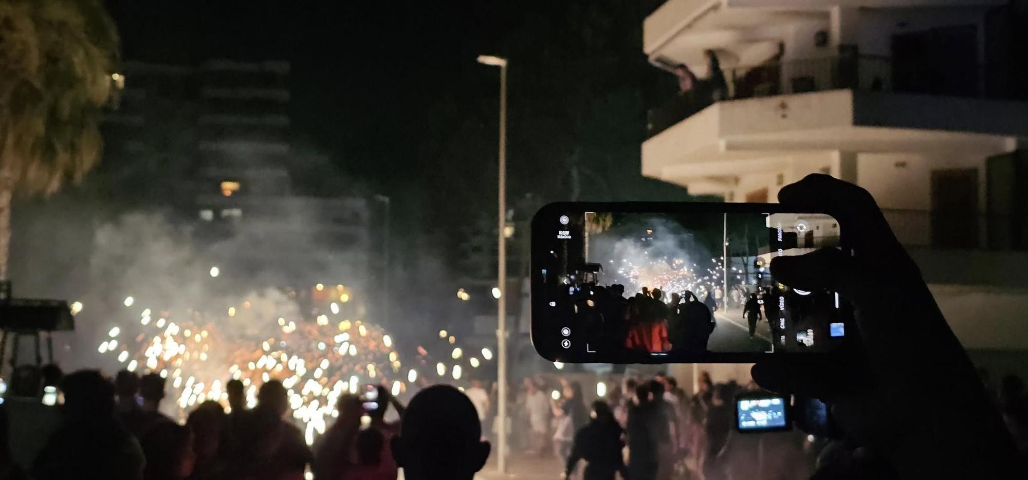 Así fue la noche de Sant Joan en la playa de Tavernes de la Valldigna