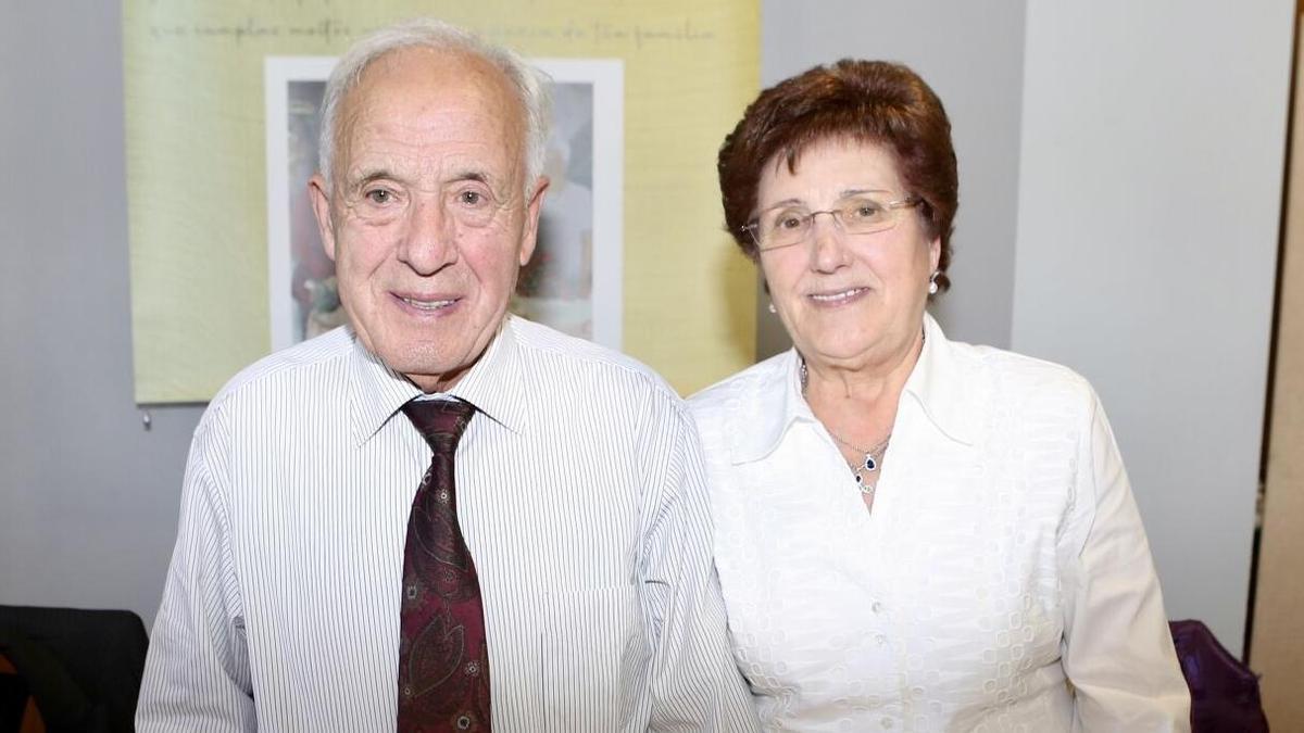 Cándido Varela y su esposa, Concha Lamazares, en un homenaje por su 90 cumpleaños, en 2024.