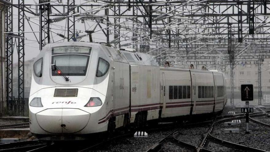 Imagen de un tren Alvia que hace la ruta desde Galicia a Madrid. xoán álvarez