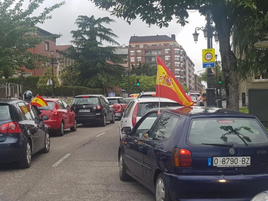 Así fue la manifestación en coche convocada por Vox en Oviedo