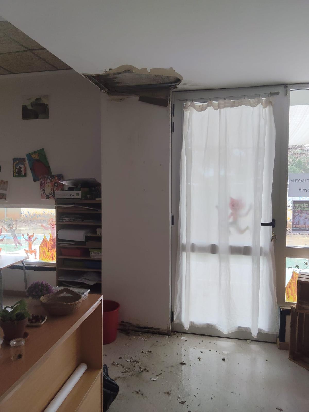 Parte del falso techo que se ha caído por las filtraciones de agua