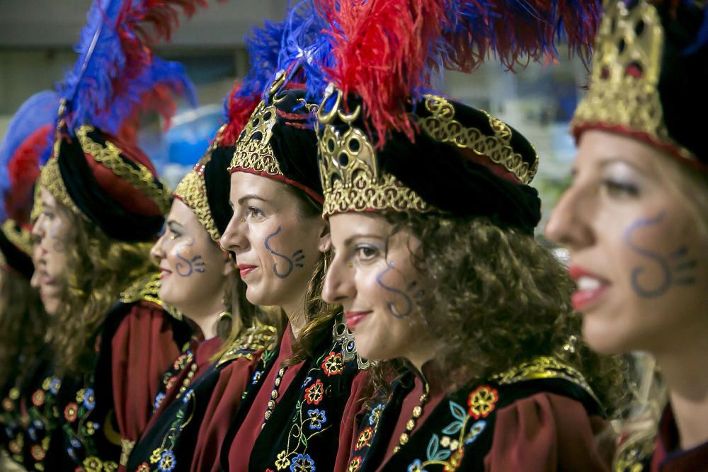 Distintos momentos de la Entrada mora que las tropas de la media luna protagonizaron ayer por las calles de Callosa d´en Sarrià.