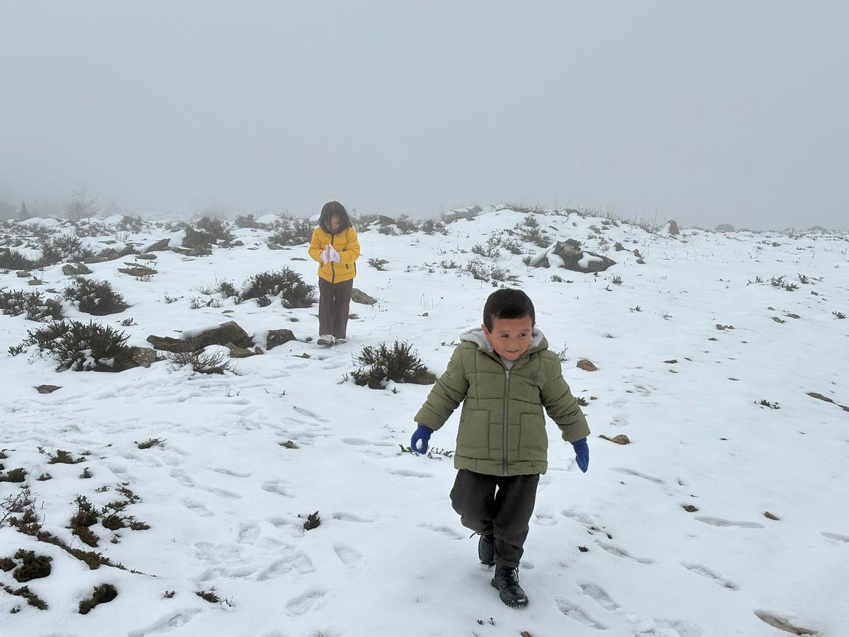Dos menores difrutan de la nieve.
