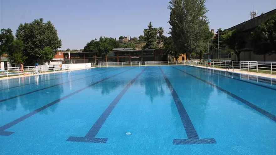 La piscina abrirá después de lo previsto por retraso en las obras