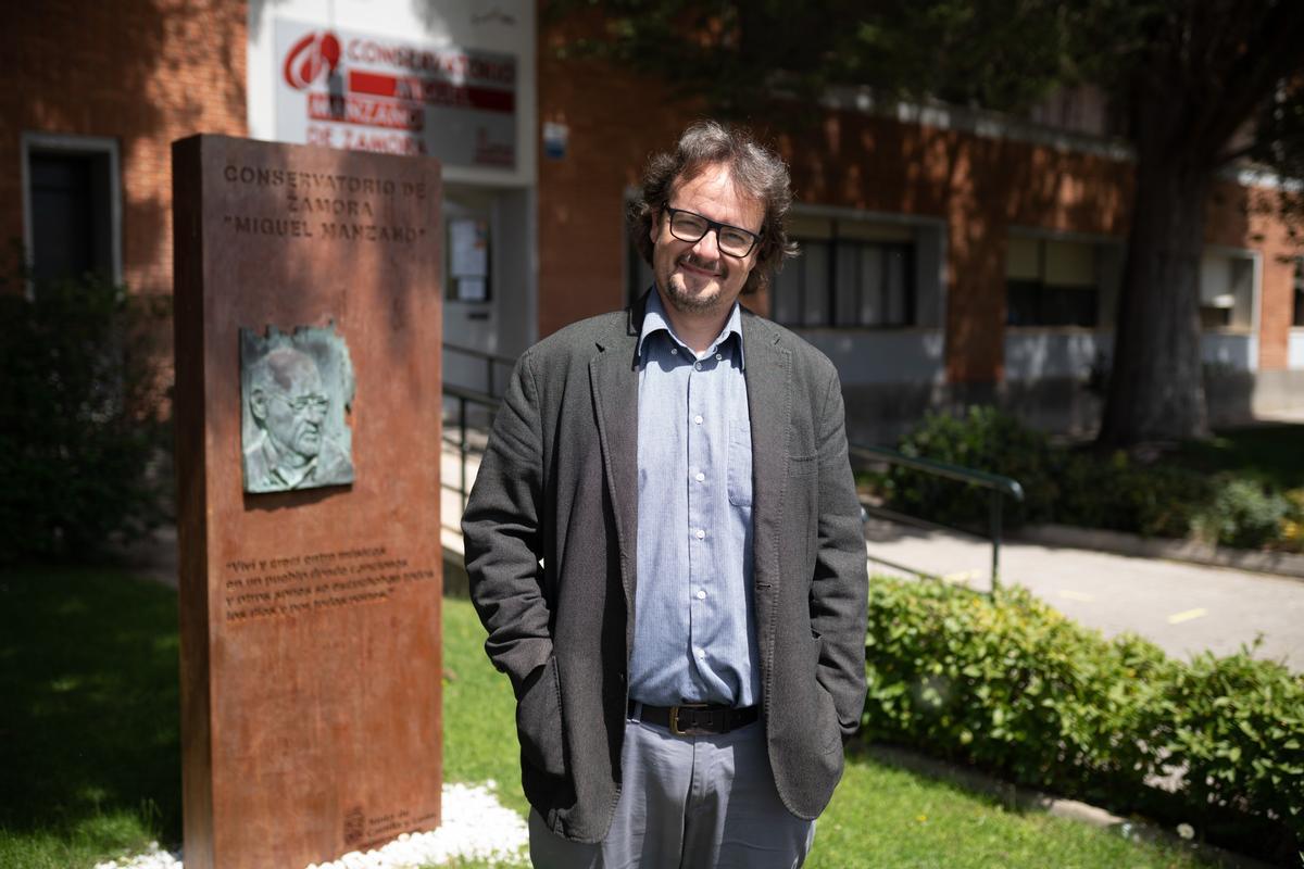 El director del Conservatorio Miguel Manzano a las puertas del centro