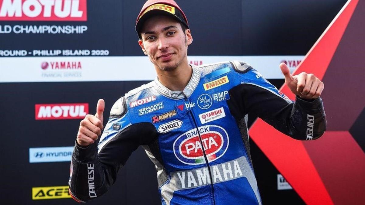 El turco Toprak Razgatlioglu (Yamaha) celebra haber ganado la carrera que inauguraba, hoy, en Australia, el Mundial de Superbikes.