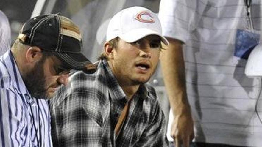 Ashton Kutcher espectador de lujo de un partido de fútbol