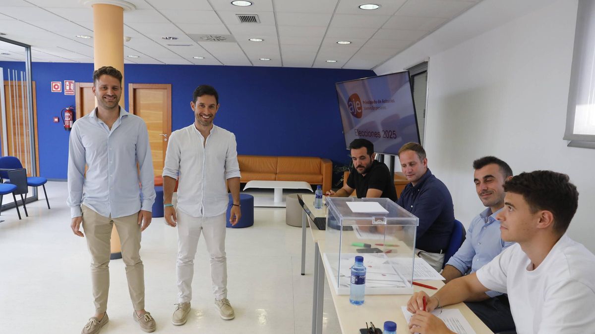 De pie, por la izquierda, Fran del Cid y Pedro Carrillo, ante la mesa electoral