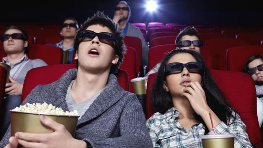 Espectadores viendo una película en 3D