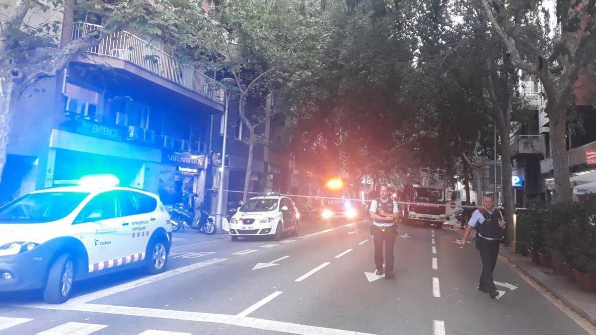 Incendio tras una explosión en un piso de la calle de Entença de Barcelona.