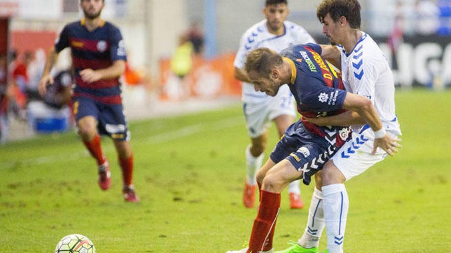 Querol y Aurtenetxe pugnan por un balón.