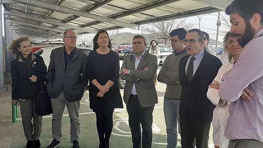 Las autoridades atienden las explicaciones técnicas sobre la instalación, ayer en el hospital.