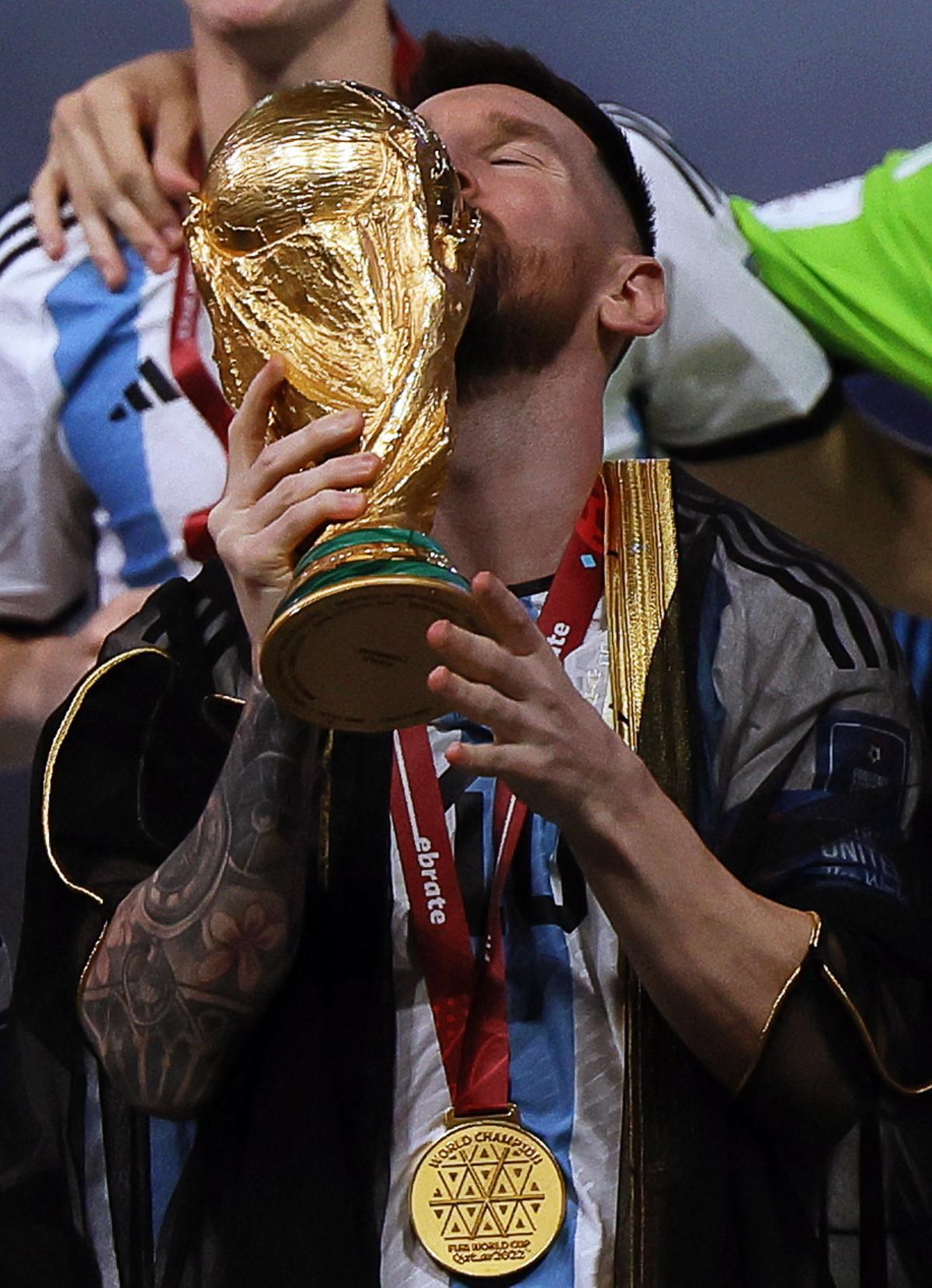 Lusail (Qatar), 18/12/2022.- Lionel Messi of Argentina kisses the trophy after winning the FIFA World Cup 2022 Final between Argentina and France at Lusail stadium, Lusail, Qatar, 18 December 2022. Argentina won 4-2 on penalties. (Mundial de Fútbol, Francia, Estados Unidos, Catar) EFE/EPA/Ronald Wittek