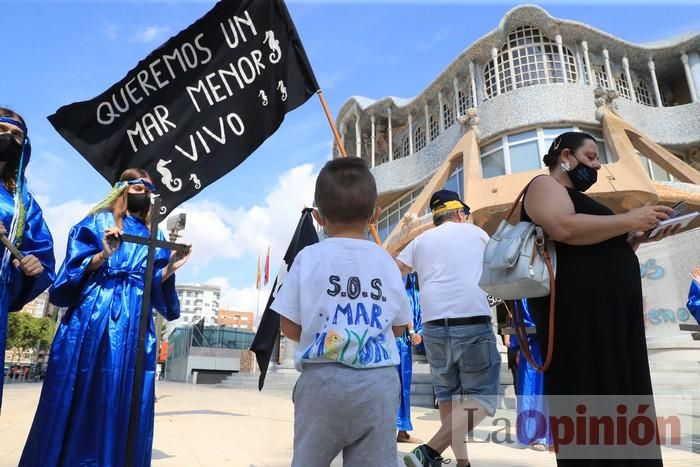 Protesta contra el estado del Mar Menor en la puerta de la Asamblea