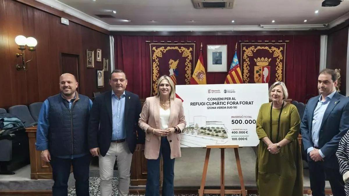 La presidenta de la Diputación de Castellón, Marta Barrachina; y la alcaldesa de Vinaròs, Maria Dolores Miralles; junto al vicepresidente de la Diputación, Andrés Martínez y del vicealcalde Juan Amat, entre otras autoridades municipales, en la presentación del proyecto.