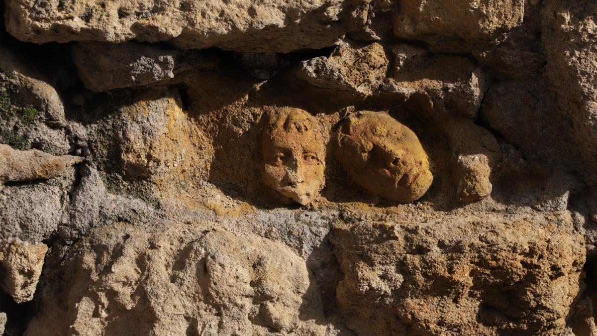 Las caras de arcilla de la Puerta de Almodóvar &quot;reaparecen&quot; frente al Alcázar