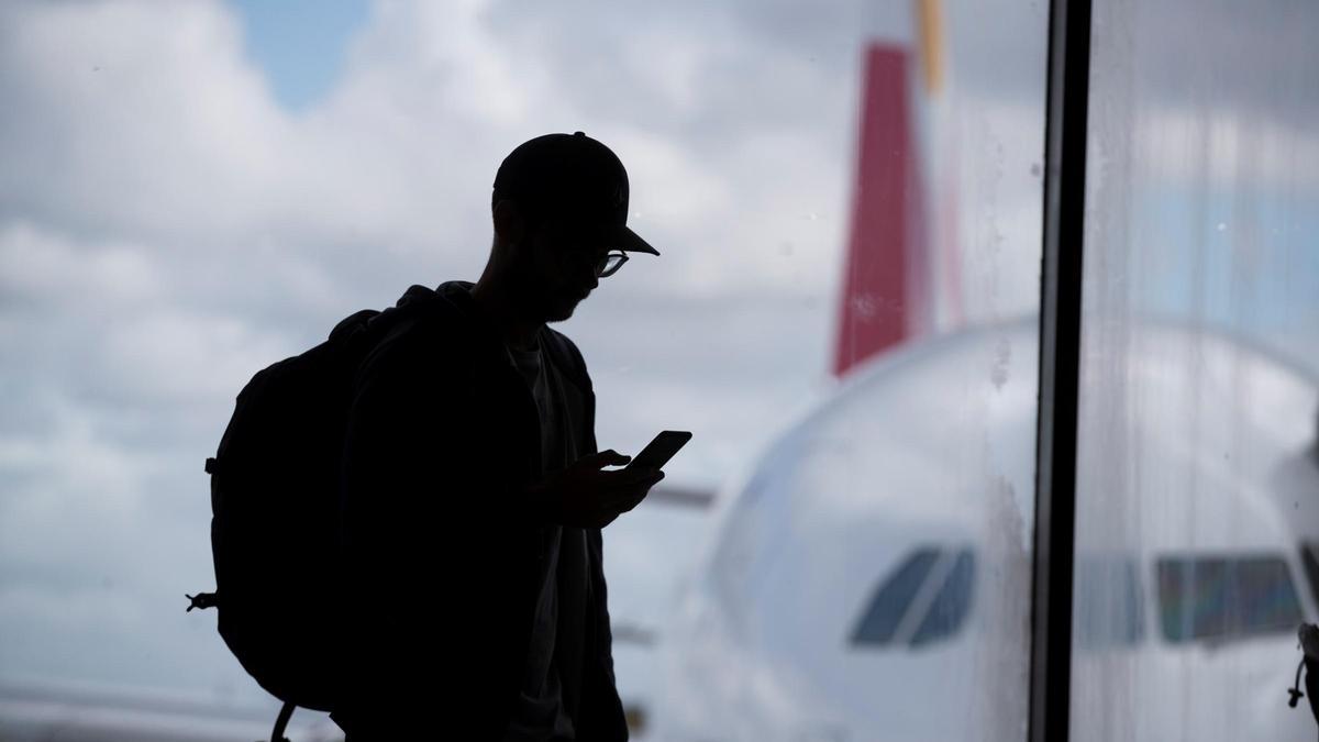 Un hombre, a punto de coger un avión, en una imagen de recurso.