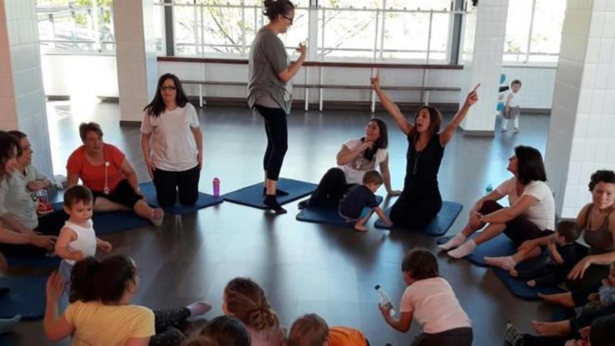 Padres e hiijos comparten el taller «yoga en familia»