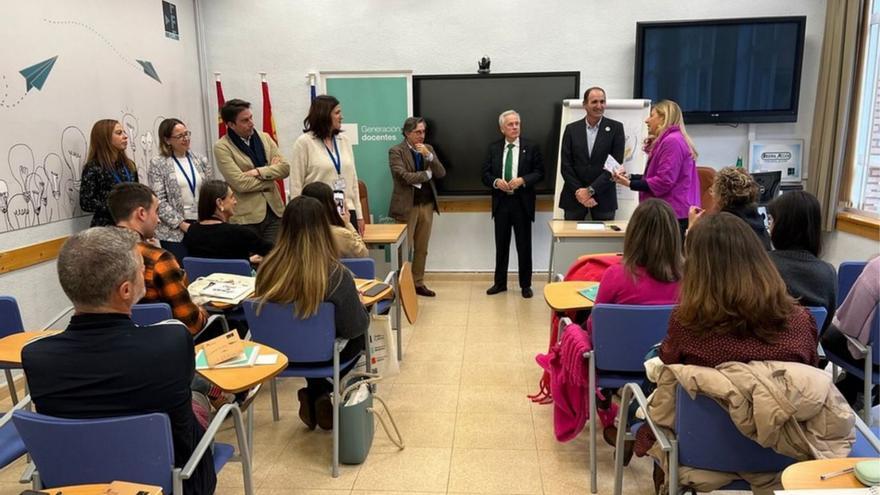 Luis Domingo González (centro), director de Innovación y Formación del Profesorado, en un centro. | Cedida