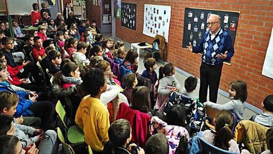 La intervenció de Joaquim Fuster davant l&#039;alumnat reunit al menjador escolar.