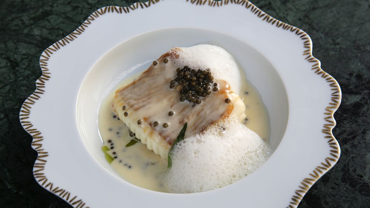 La raya con mantequilla blanca con caviar del restaurante Mont Bar
