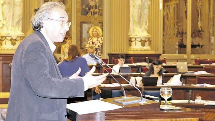 El conseller de Educación, Martí March, ayer en el pleno del Parlament.