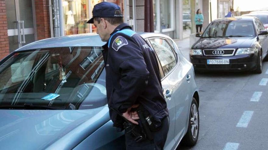 Un agente de la Policía Local controla la zona azul en Lalín. // Bernabé/Luismy