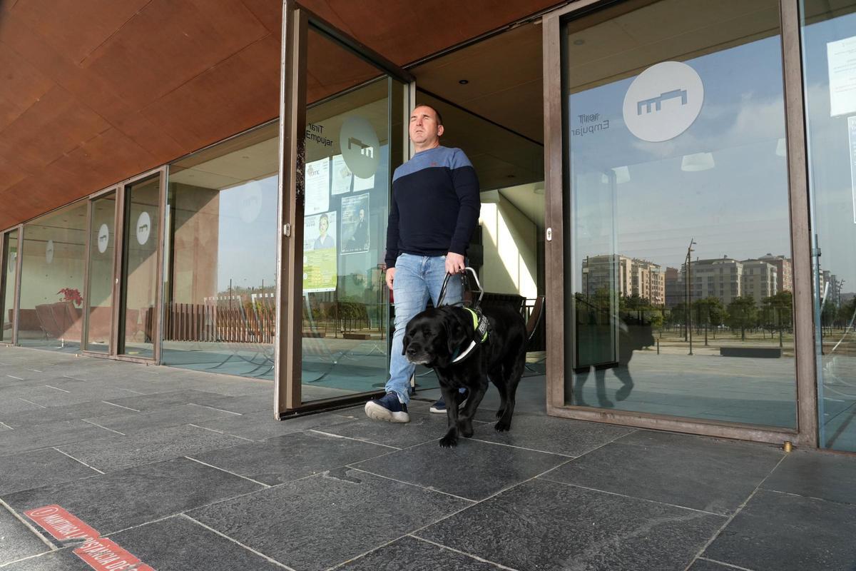 Vicente Galiana sale del Auditorio con su perro de compañía.