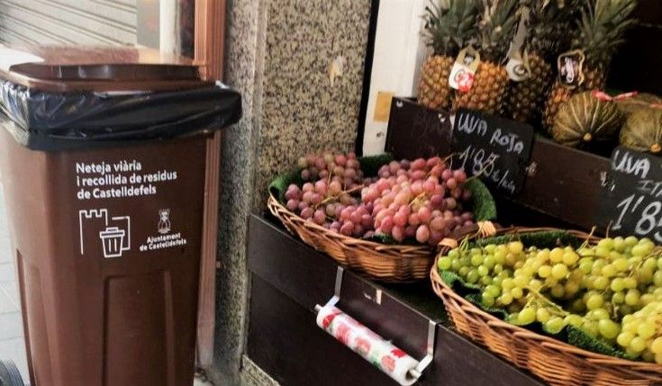 Sistema de recogida de residuos urbanos 'Puerta a Puerta' en los comercios de Castelldefels.