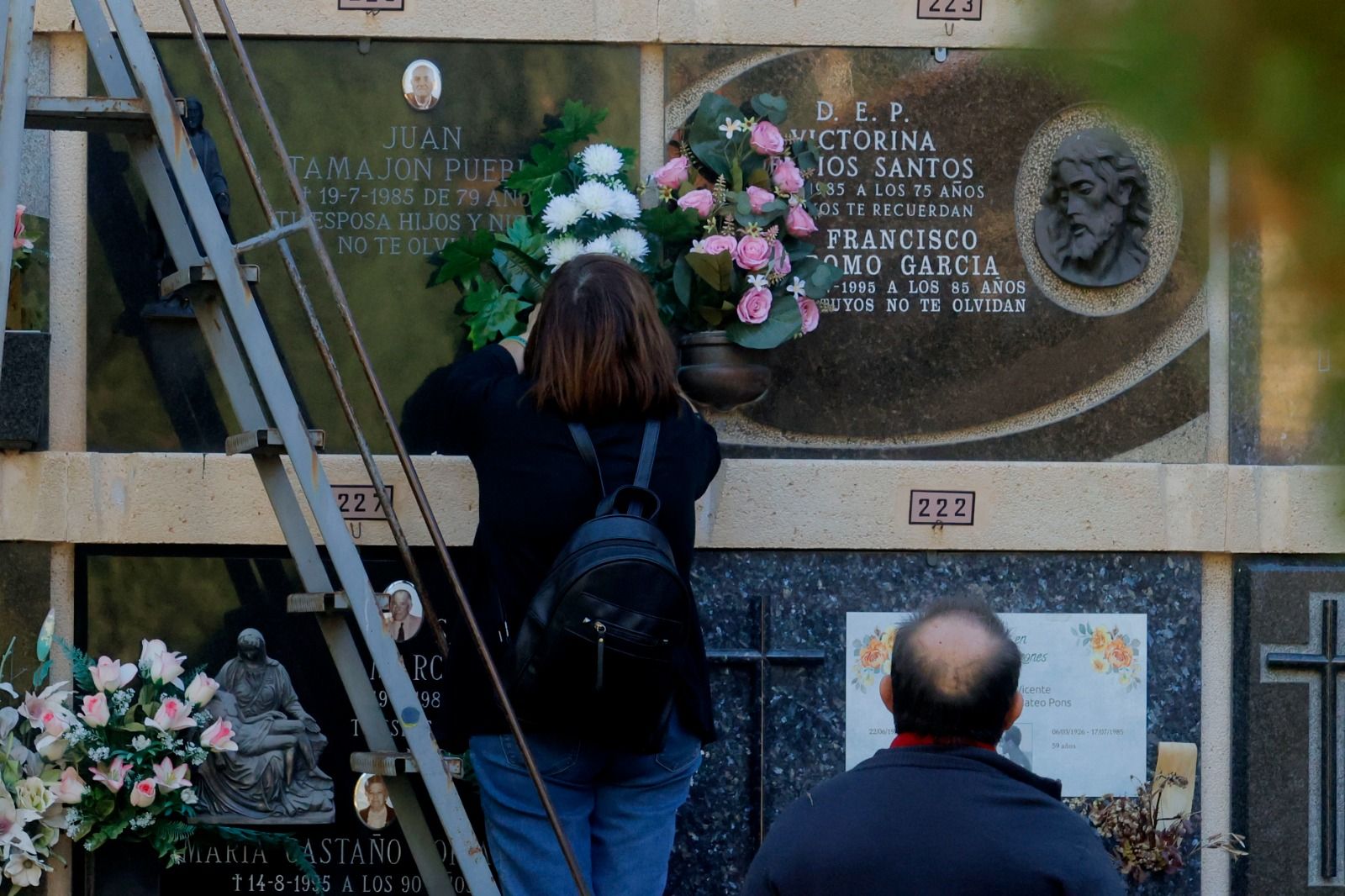 Los valencianos adelantan su visita al cementerio para evitar aglomeraciones