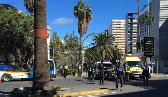 Accidente entre un furgón de la Policía Nacional y un turismo en Juan XXIII