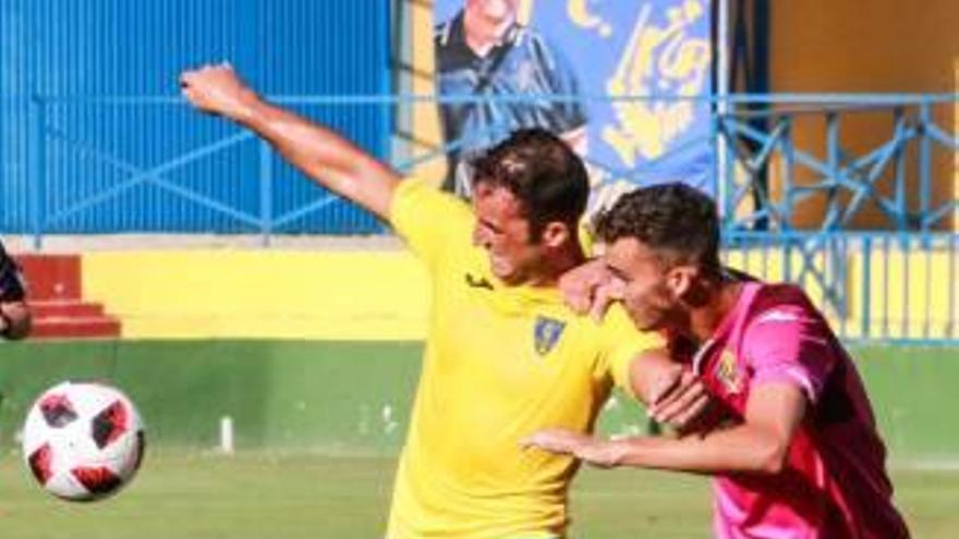 Un jugador del Orihuela protege un balón.