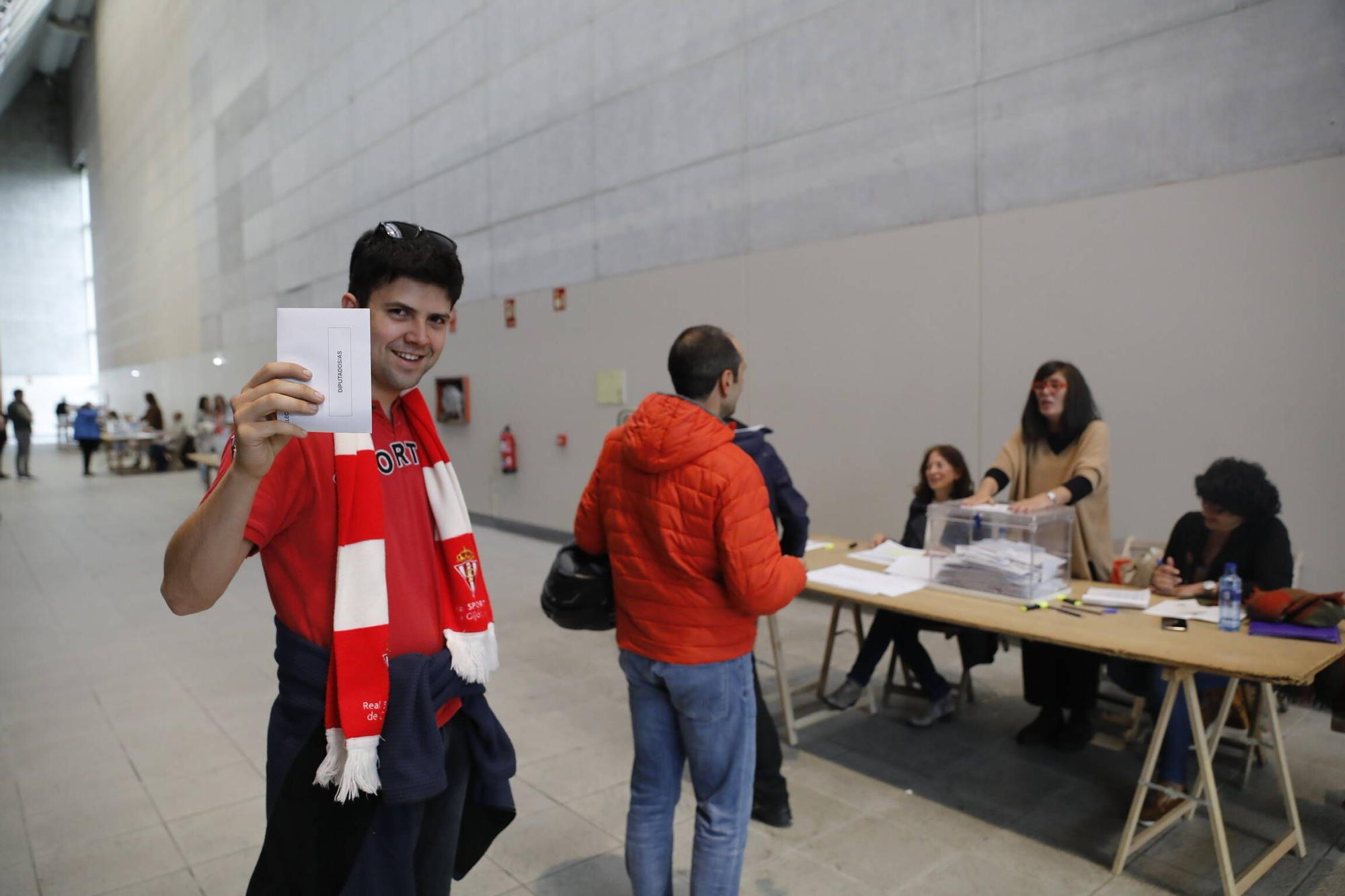 Así fue la jornada electoral más rojiblanca en Gijón (en imágenes)