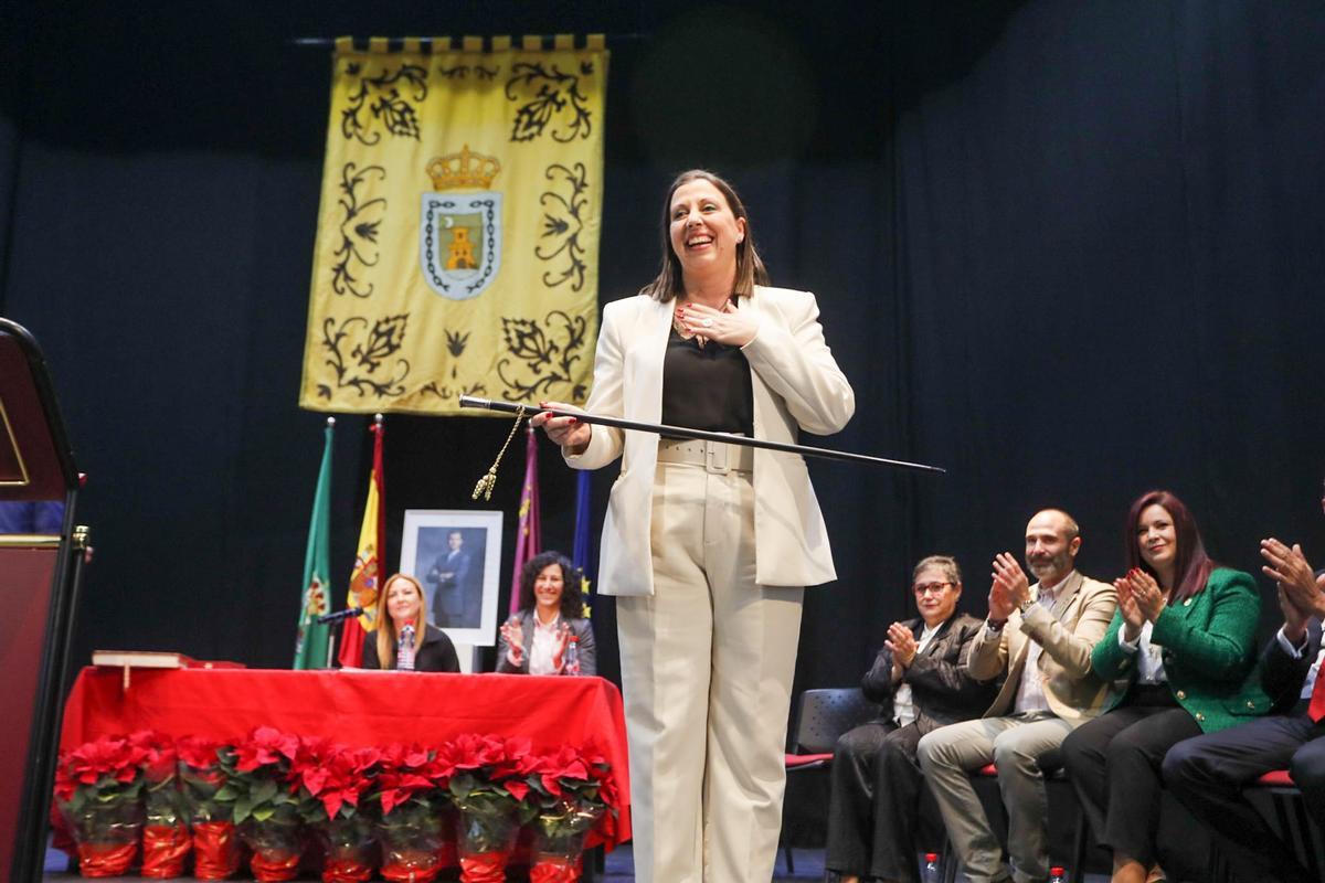 La alcaldesa vuelve a tomar el bastón de mando.