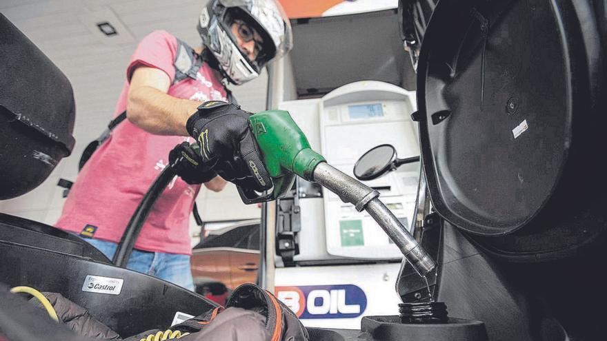 Diesel costs less than a year ago in Asturias, but gasoline is still higher